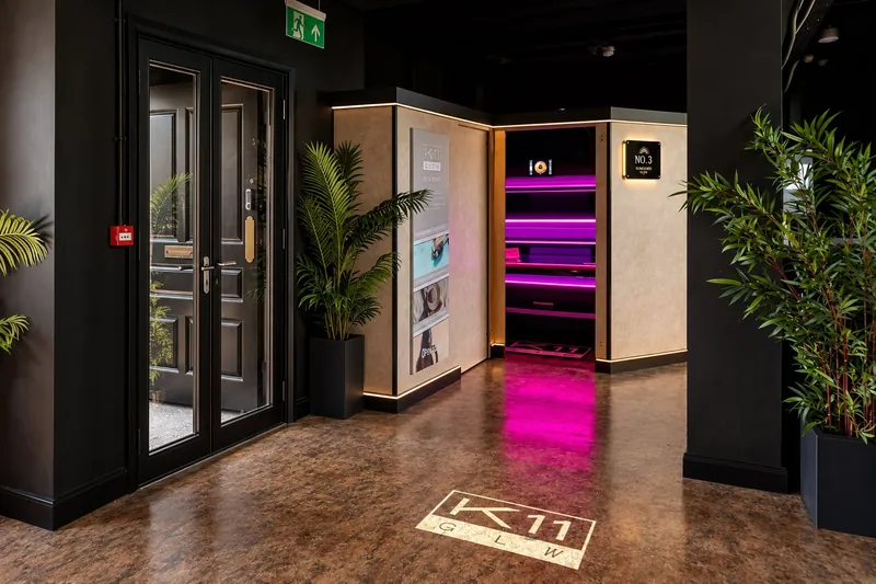 The entrance and reception of the Sunkissed Glow studio